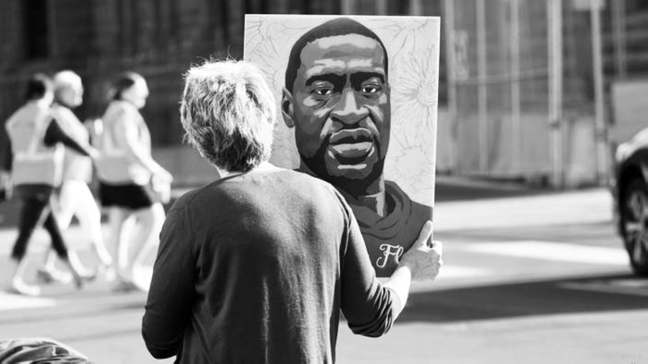 "2020 مقتل جورج فلويد على أيدي الشرطة يشعل احتجاجات عنيفة في أمريكا."