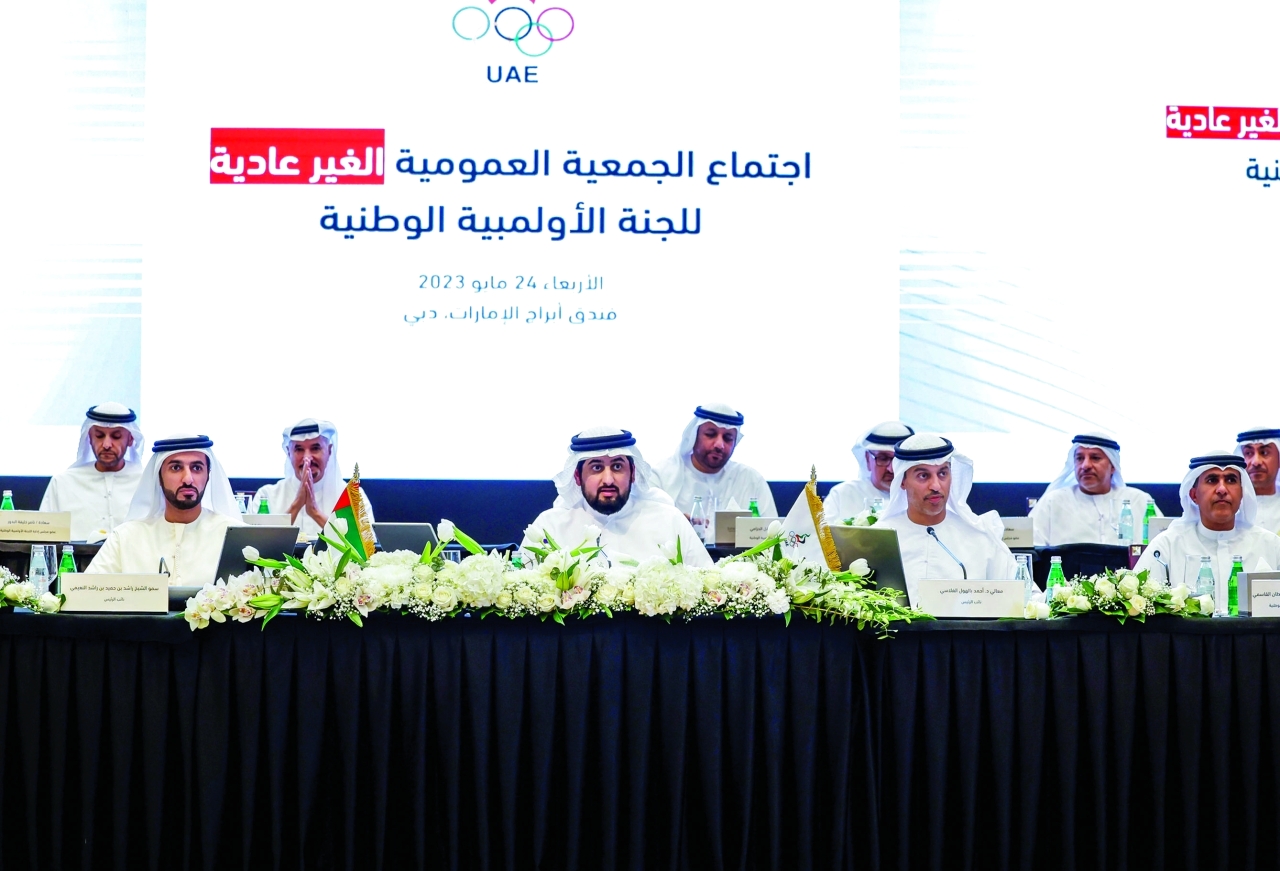 "أحمد بن محمد خلال ترؤسه اجتماع «العمومية الأولمبية» بحضور راشد النعيمي وسالم القاسمي وأحمد الفلاسي | تصوير: خليفة عيسى"