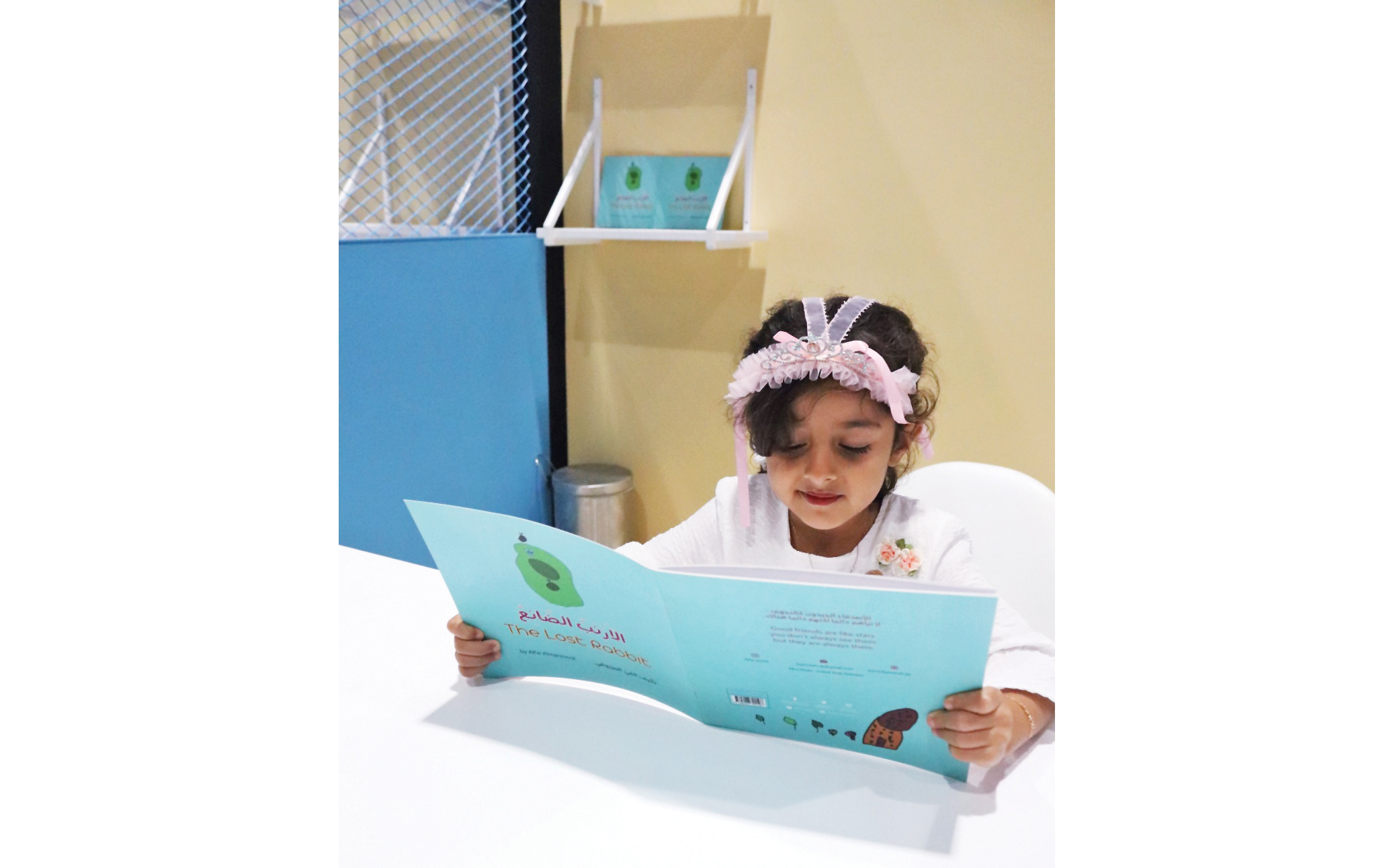 "الفي المرزوقي أثناء توقيع كتابها الأرنب الضائع"