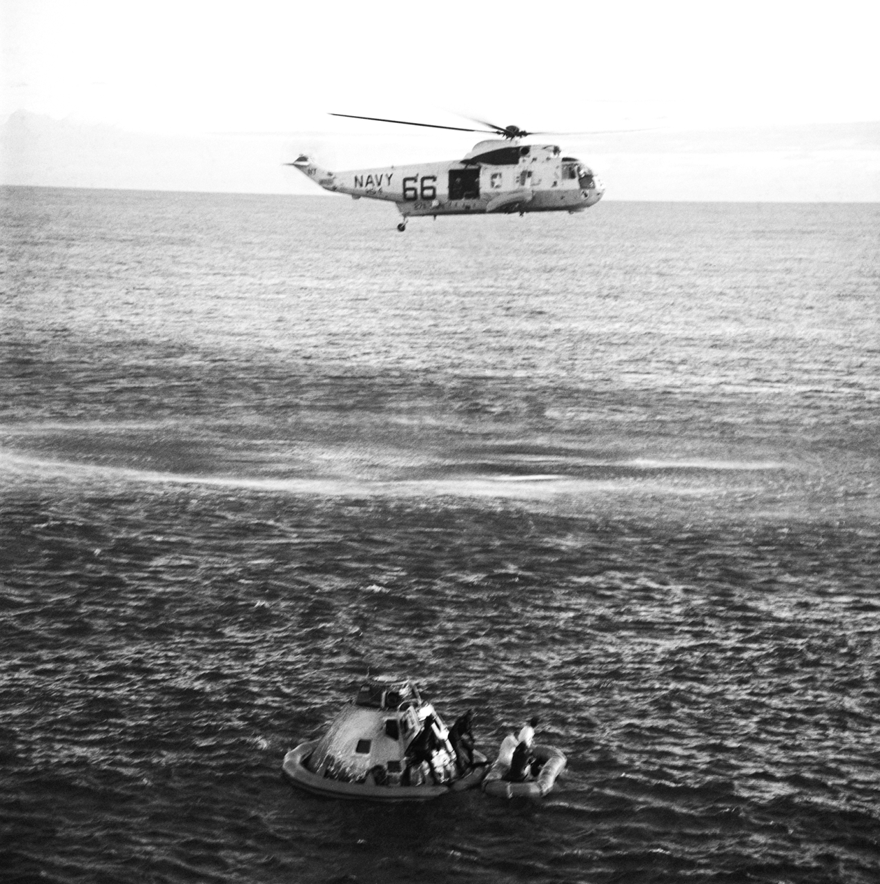 "1969 أبولو 10 تعود إلى الأرض بعد اختبار استمر ثمانية أيام لكل المكونات المطلوبة لأول هبوط مقبل على سطح القمر."