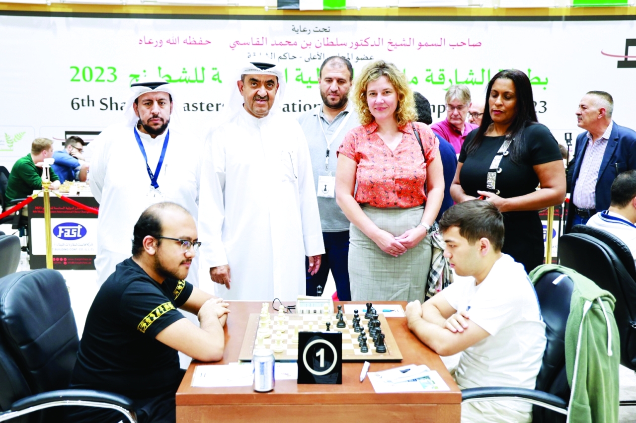 "سعود المعلا خلال متابعته الجولة بحضور دانة أوزولا | البيان"