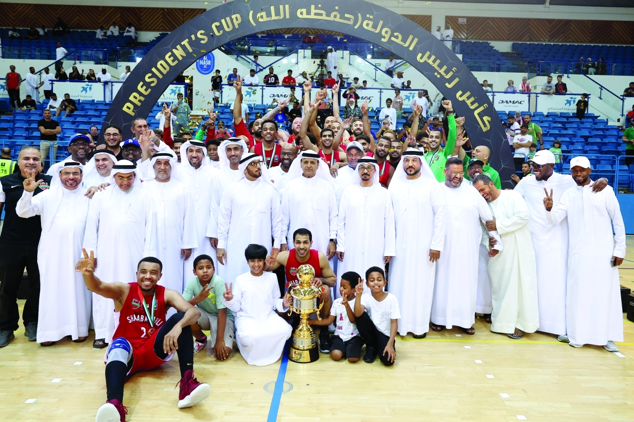 "إسماعيل القرقاوي ومحمد المري خلال تتويج شباب الأهلي| تصوير: سالم خميس"