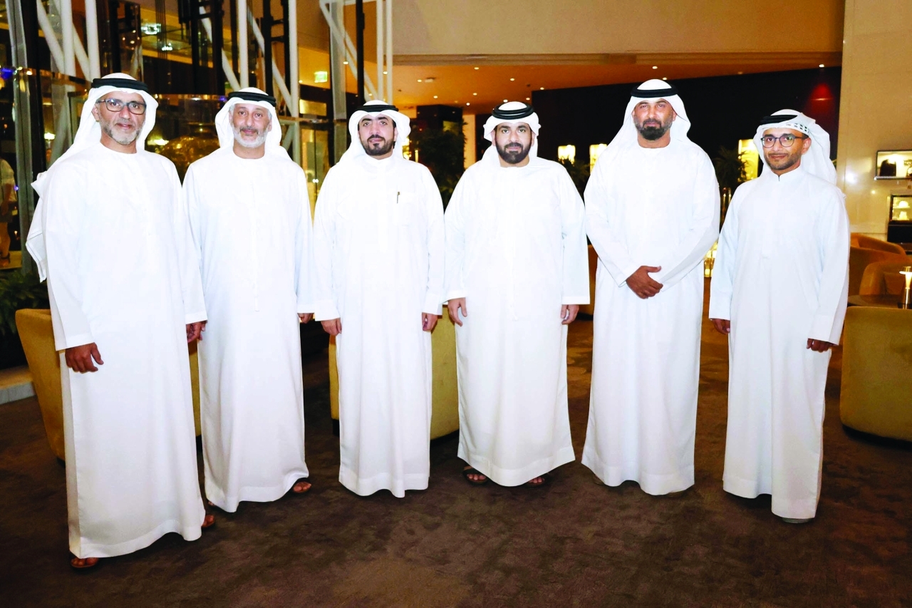 "أحمد  بن مسحار يتوسط أعضاء اللجنة العليا المنظمة | من المصدر"