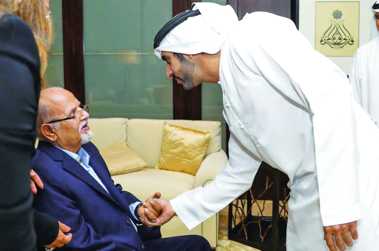 "حمدان بن محمد خلال أحد اللقاءات مع موكيش جاغتياني"