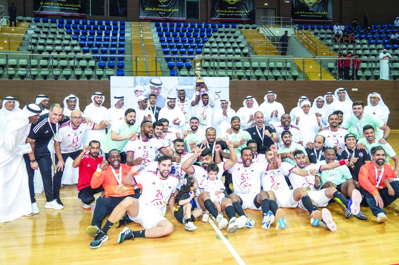 "محمد الشرقي خلال تتويج فريق الشارقة بحضور عدد من المسؤولين | وام"