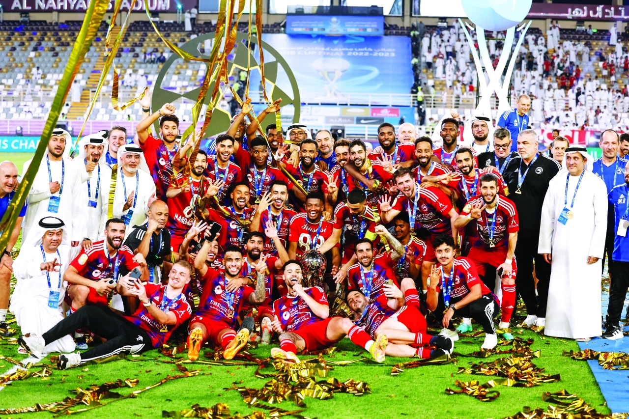 "نجوم فريق الشارقة يحتفلون بالكأس | تصوير: سيف الكعبي"