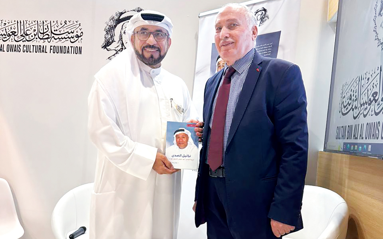 "هيثم الخواجه يقدم نسخة من كتابه تراتيل الصدى لإبراهيم الهاشمي"