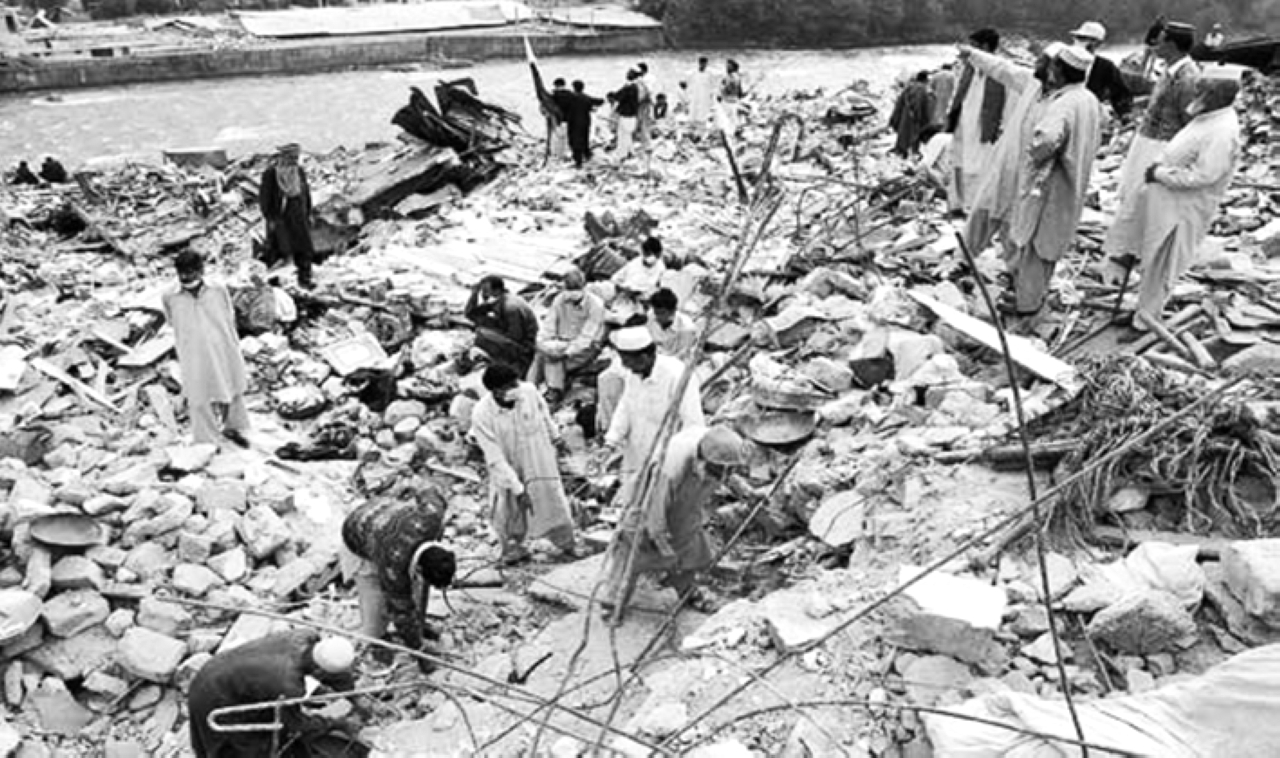 "1998 زلزال بقوة 6.6 يضرب شمال أفغانستان يسفر عن مقتل 5000 شخص."