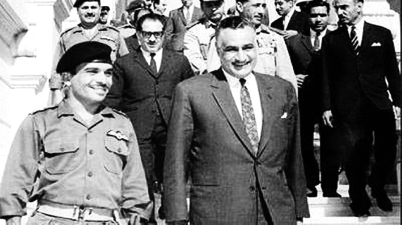 "1967 الملك حسين وجمال عبدالناصر يوقعان اتفاقية الدفاع المشترك بين مصر والأردن."