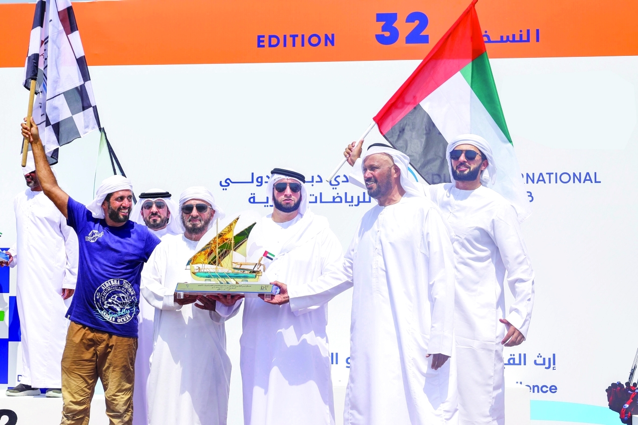 "راشد بن حمدان يسلم النوخذة عبدالله المرزوقي جائزة المركز الأول | البيان"