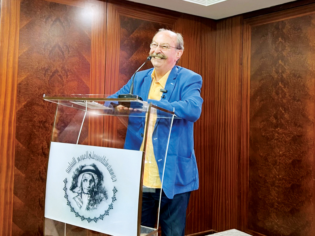 "سعد يكن خلال المحاضرة"