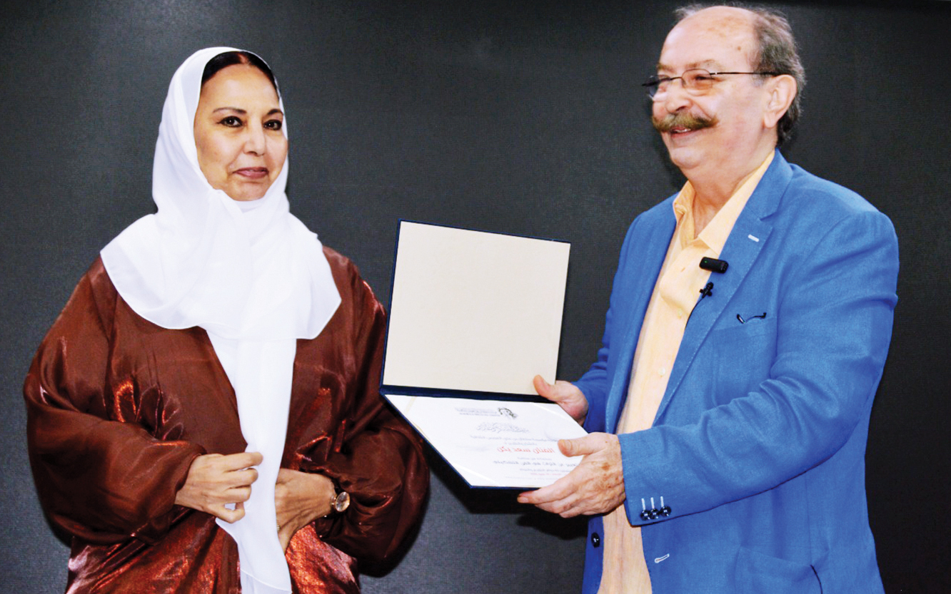 "فاطمة الصايغ تكرم الفنان سعد يكن"