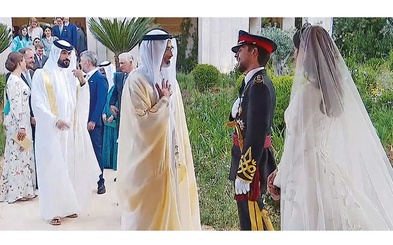 "خالد بن محمد بن زايد يقدم التهاني إلى الحسين بن عبدالله بحضور ناصر بن حمد آل خليفة | وام"