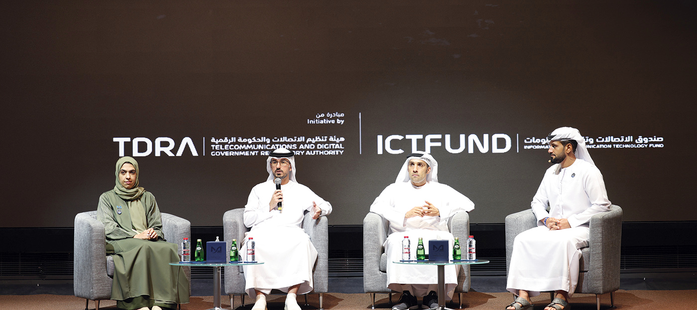 "سالم المري وعدنان الريس والمتحدثون مع رائد الفضاء الإماراتي"