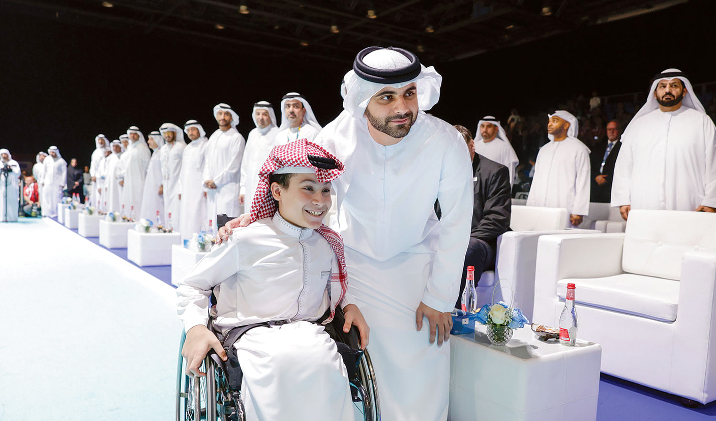 "منصور بن محمد خلال افتتاح المونديال بحضور أحد الأطفال | تصوير : خليفة عيسى"