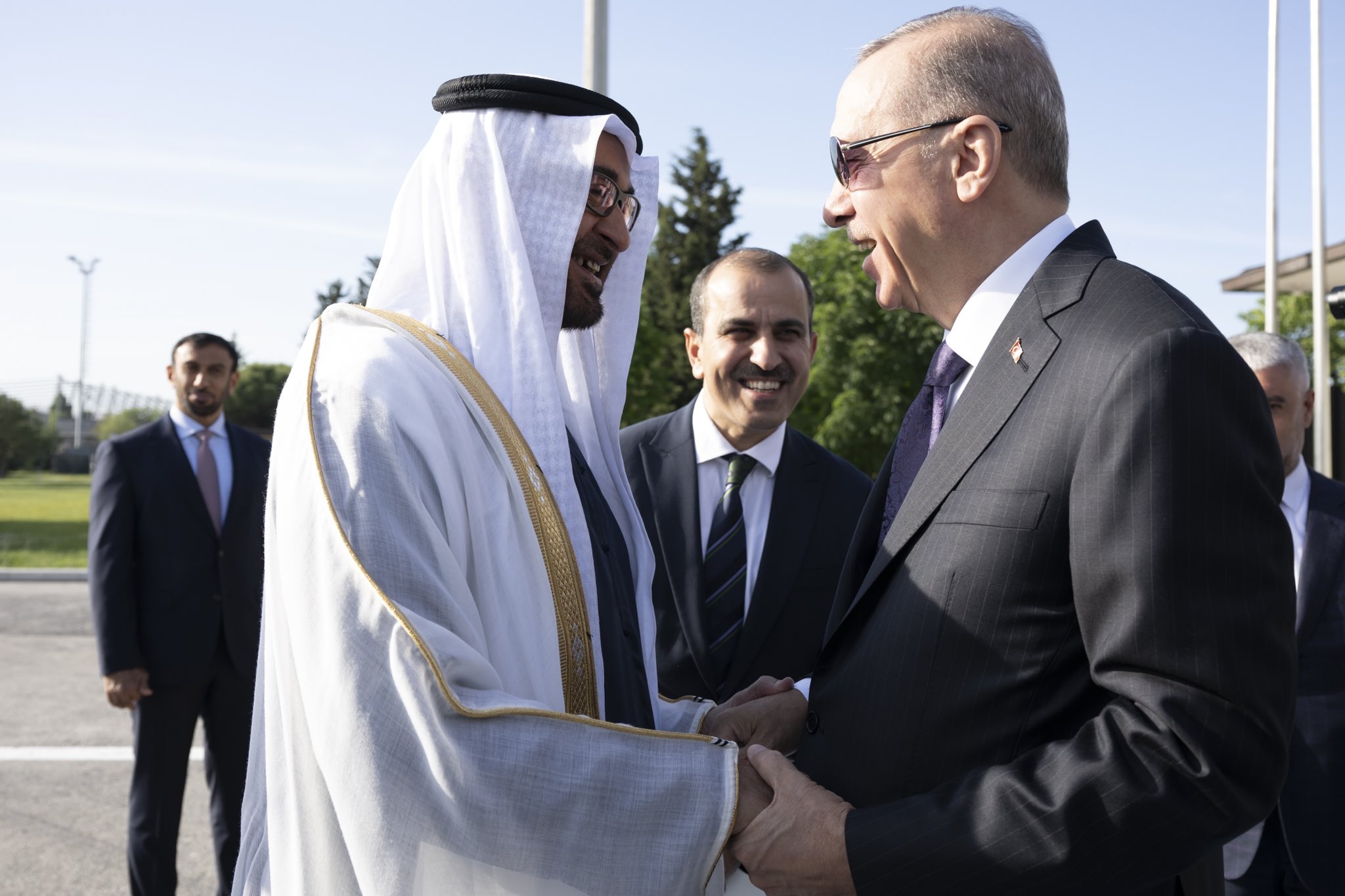 "رئيس الدولة مصافحاً الرئيس التركي لدى وصوله إلى المطار"