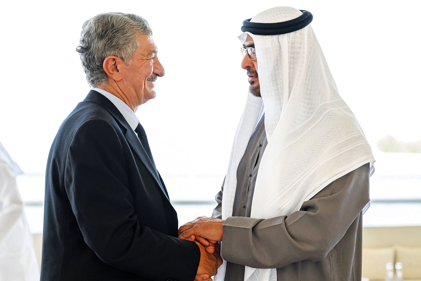 "محمد بن زايد مصافحاً سنان الأوسي"