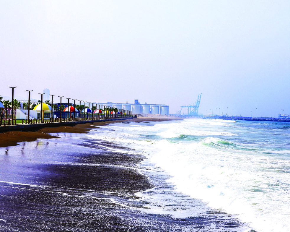 "استعدادات على شواطئ الفجيرة ترقباً للحالة المدارية | تصوير: زيشان أحمد"