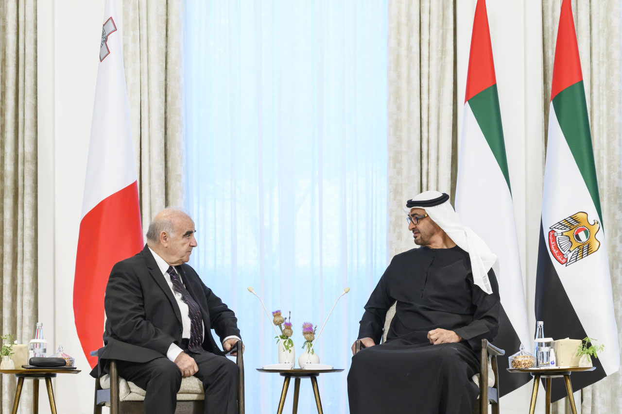 "محمد بن زايد وجورج فيلا خلال اللقاء"