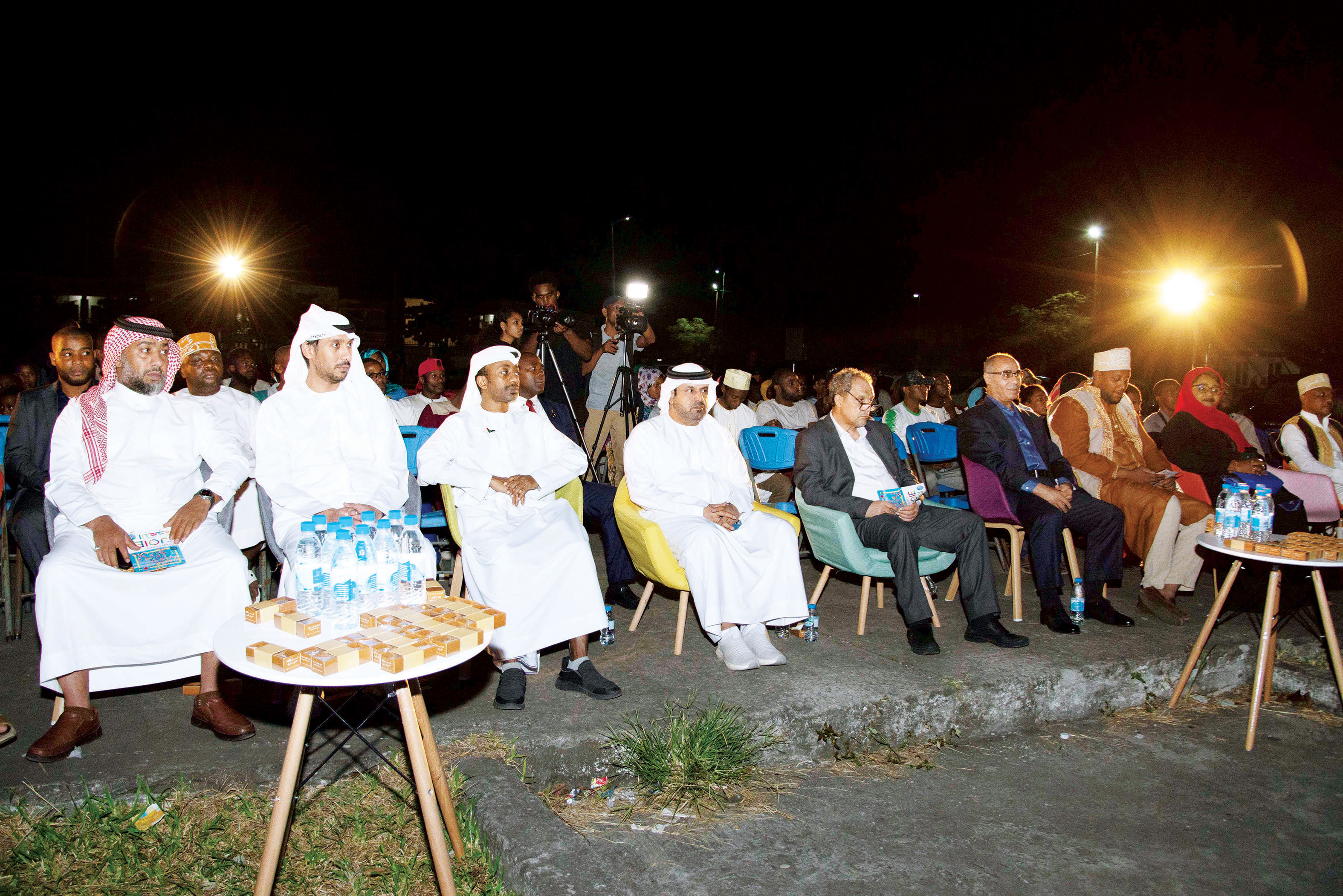 سفير الإمارات يحضر «عروض البهجة» في جمهورية القمر المتحدة