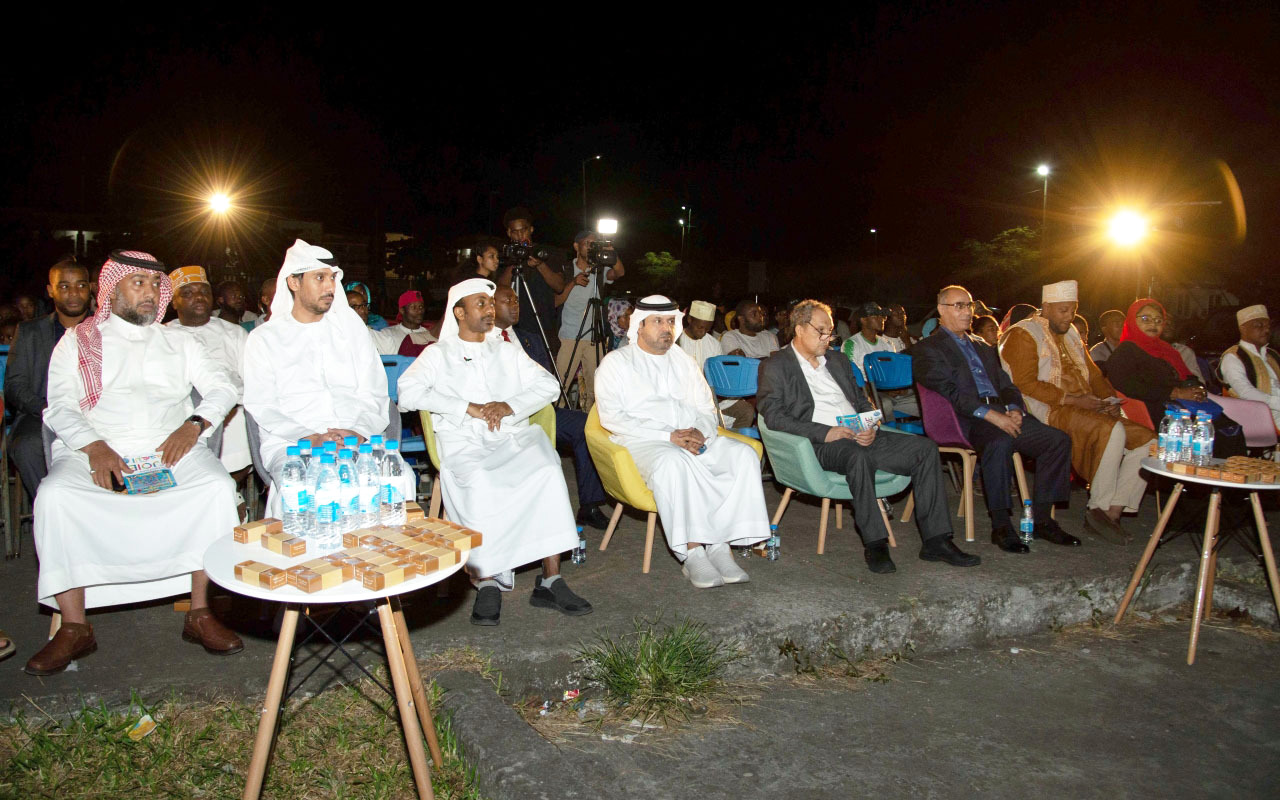 سفير الإمارات يحضر «عروض البهجة» في جمهورية القمر المتحدة