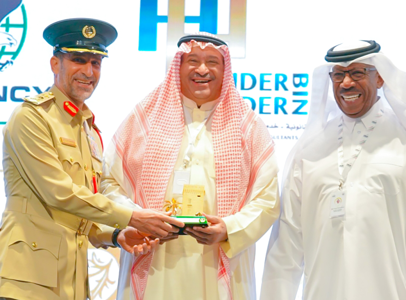 "عبدالله المري يقدم درعاً تذكارية إلى نواف آل سعود بحضور دحلان الحمد - من المصدر"