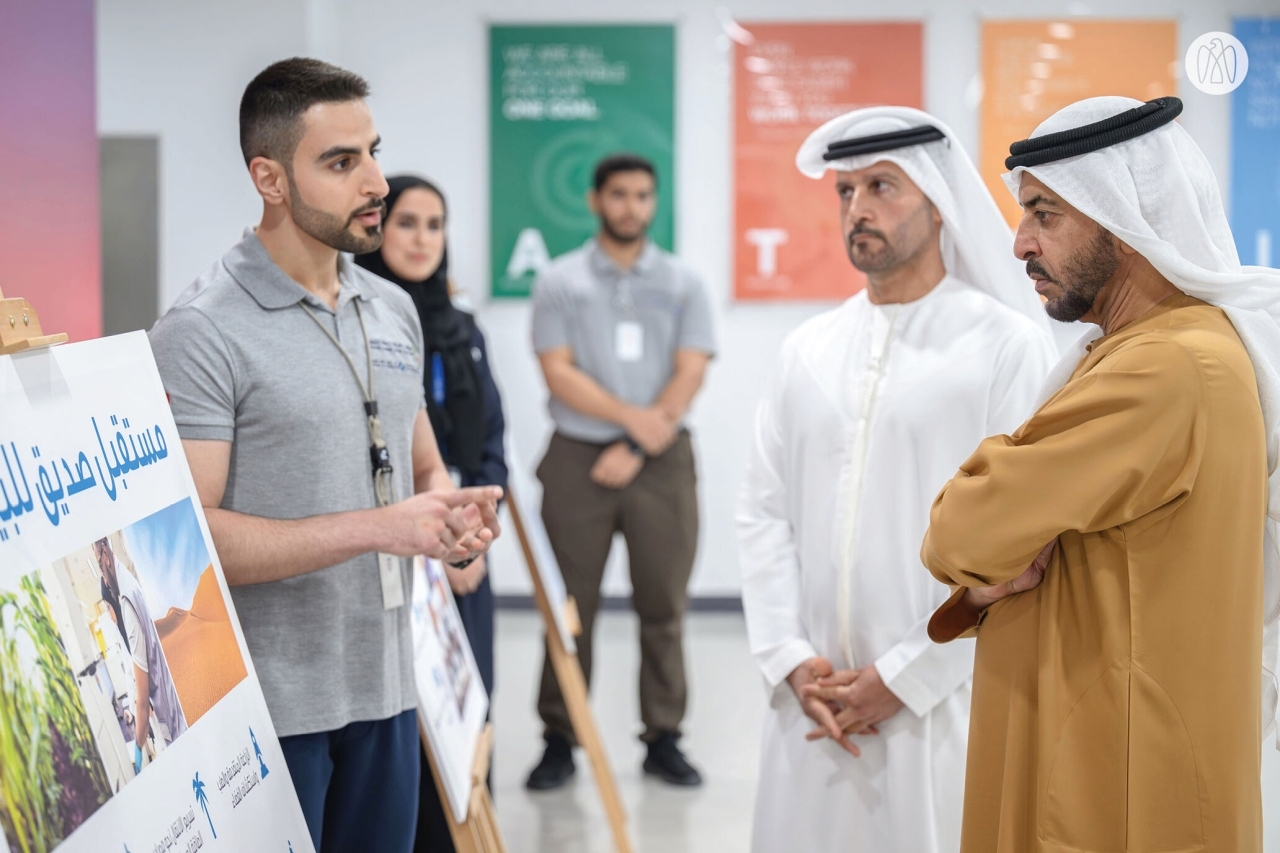 "حمدان بن زايد في حديث مع أحد المهندسين عقب تدشين مركز التدريب - وام"