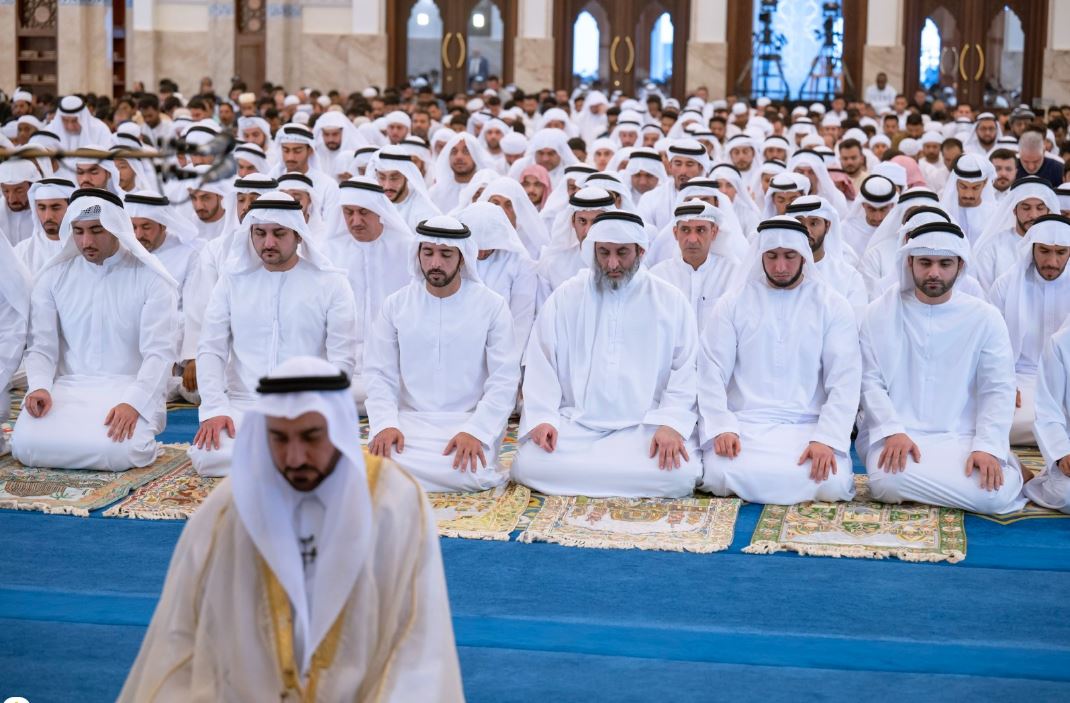 حمدان ومكتوم بن محمد يؤديان صلاة عيد الأضحى المبارك في مسجد زعبيل الكبير