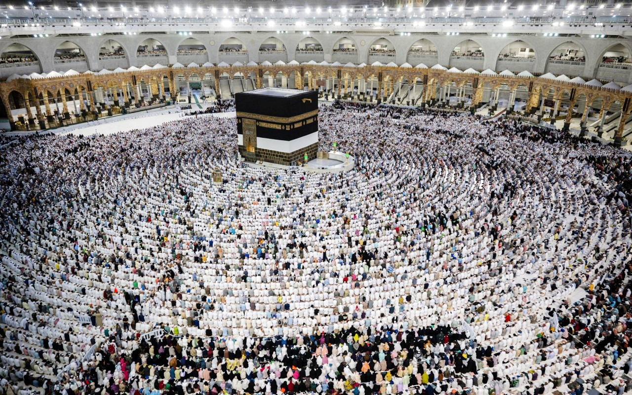 "الحجاج حول الكعبة المشرفة في اليوم الثاني من عيد الأضحى | أ. ف. ب"