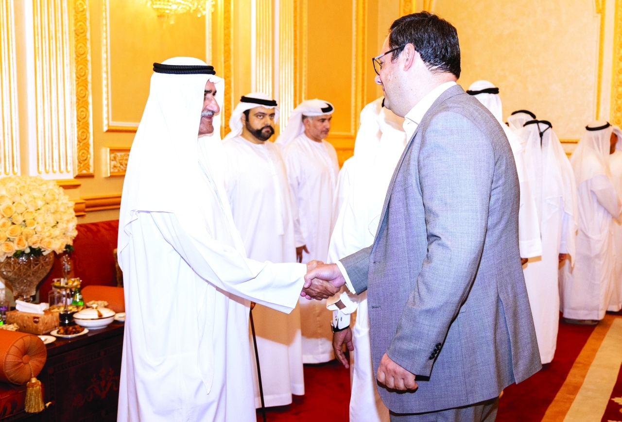 "حمد الشرقي متقبلًا التهاني بالعيد بحضور محمد بن حمد"