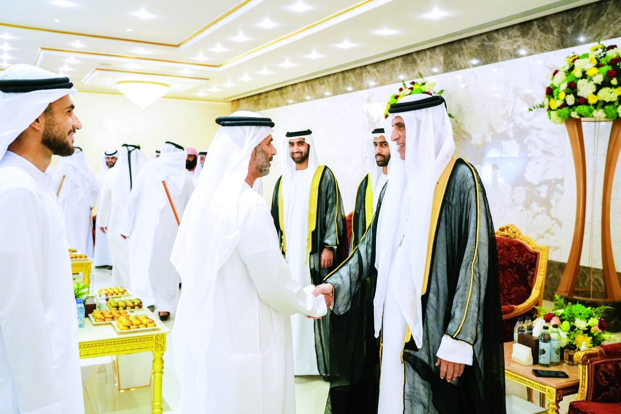 "سعود بن صقر متقبلًا التهاني بالعيد"
