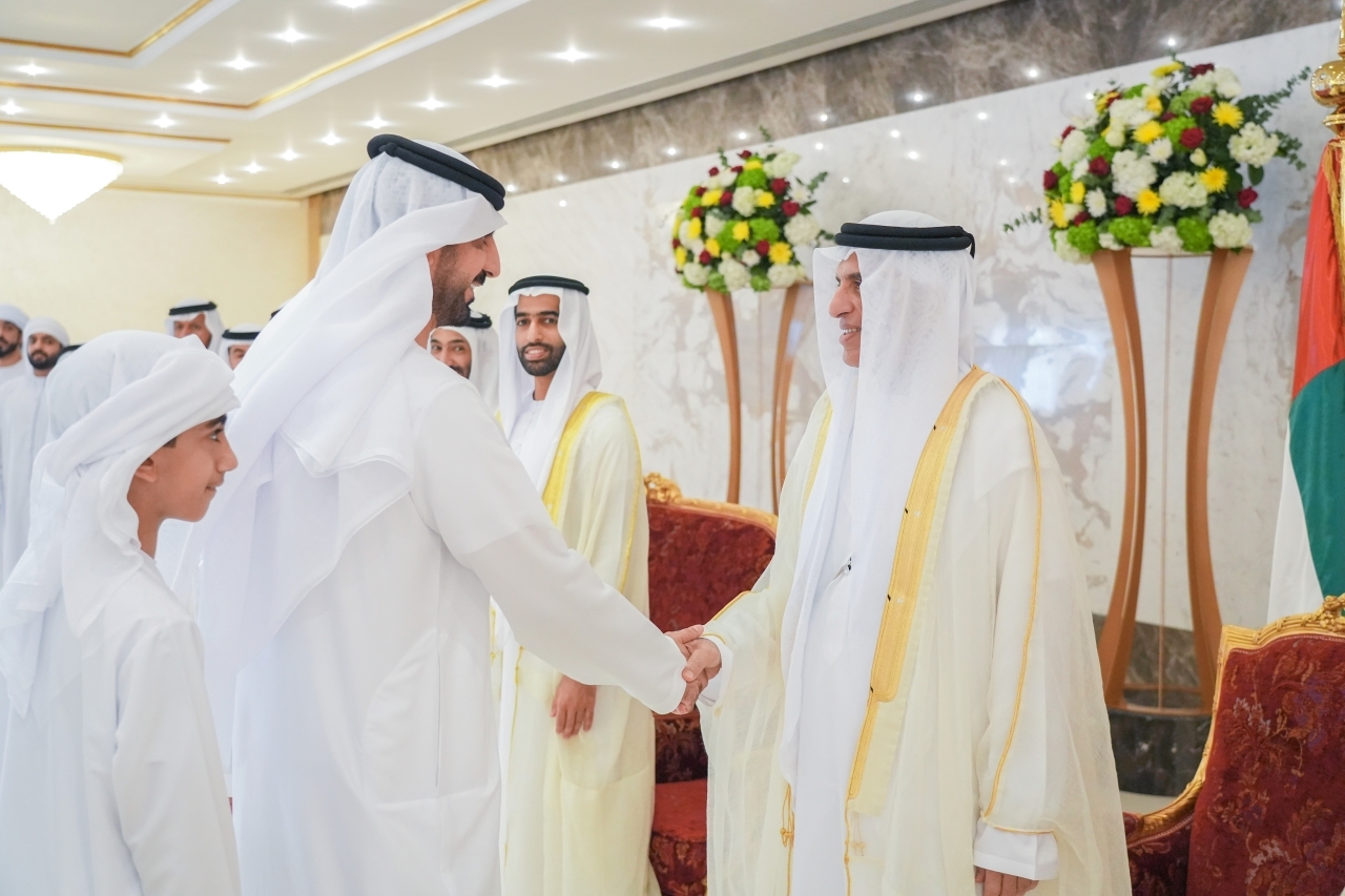 "سعود بن صقر خلال استقبال المهنئين بحضور محمد بن سعود"