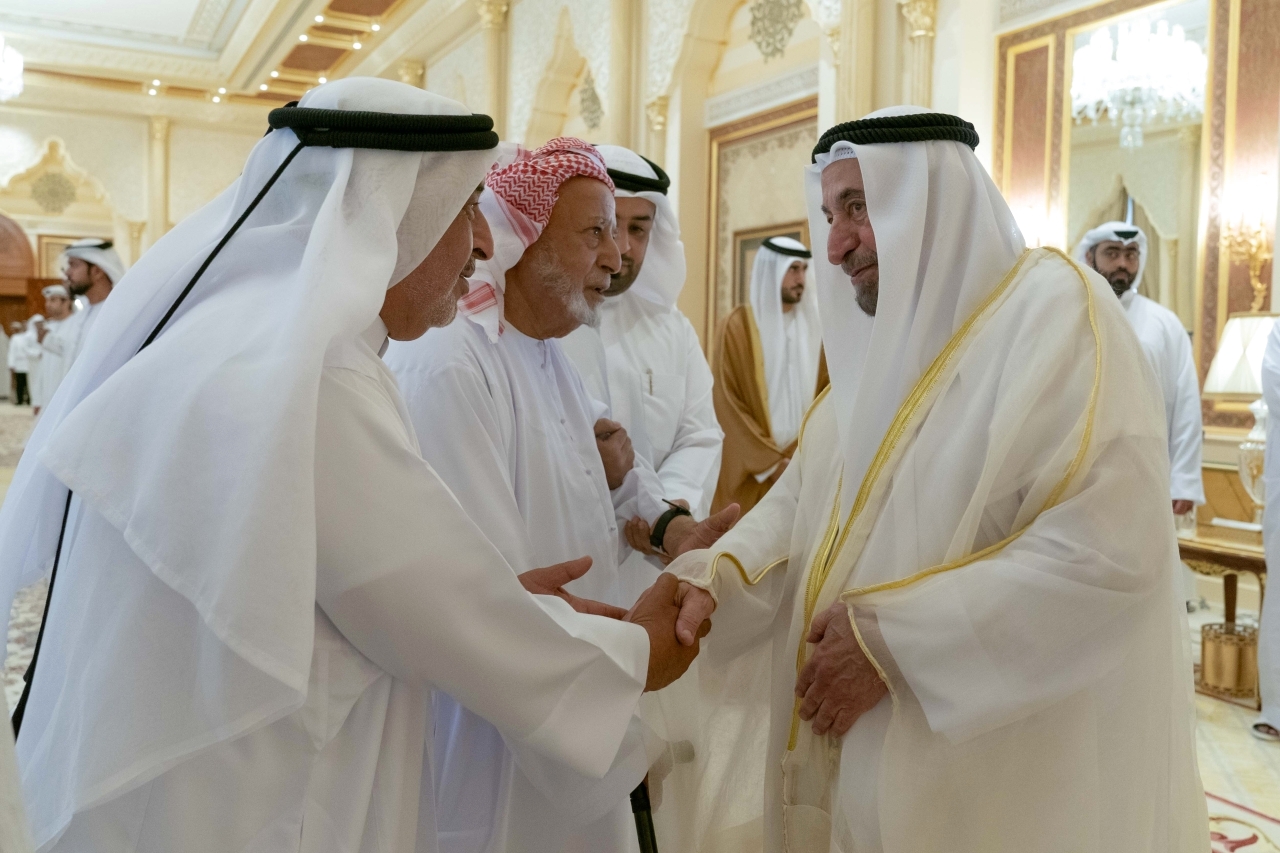 "حاكم الشارقة يتقبل التهاني بالعيد"
