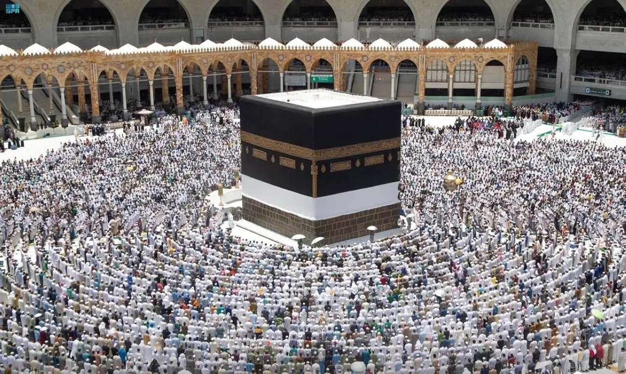 ضيوف الرحمن يرمون الجمرات ثاني أيام التشريق