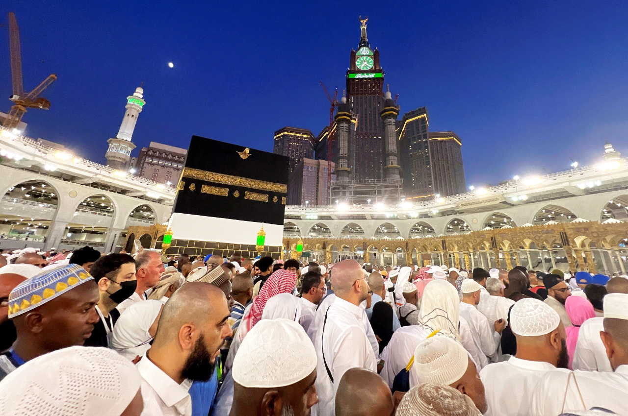 حجاج بيت الله الحرام ينهون المناسك بطواف الوداع