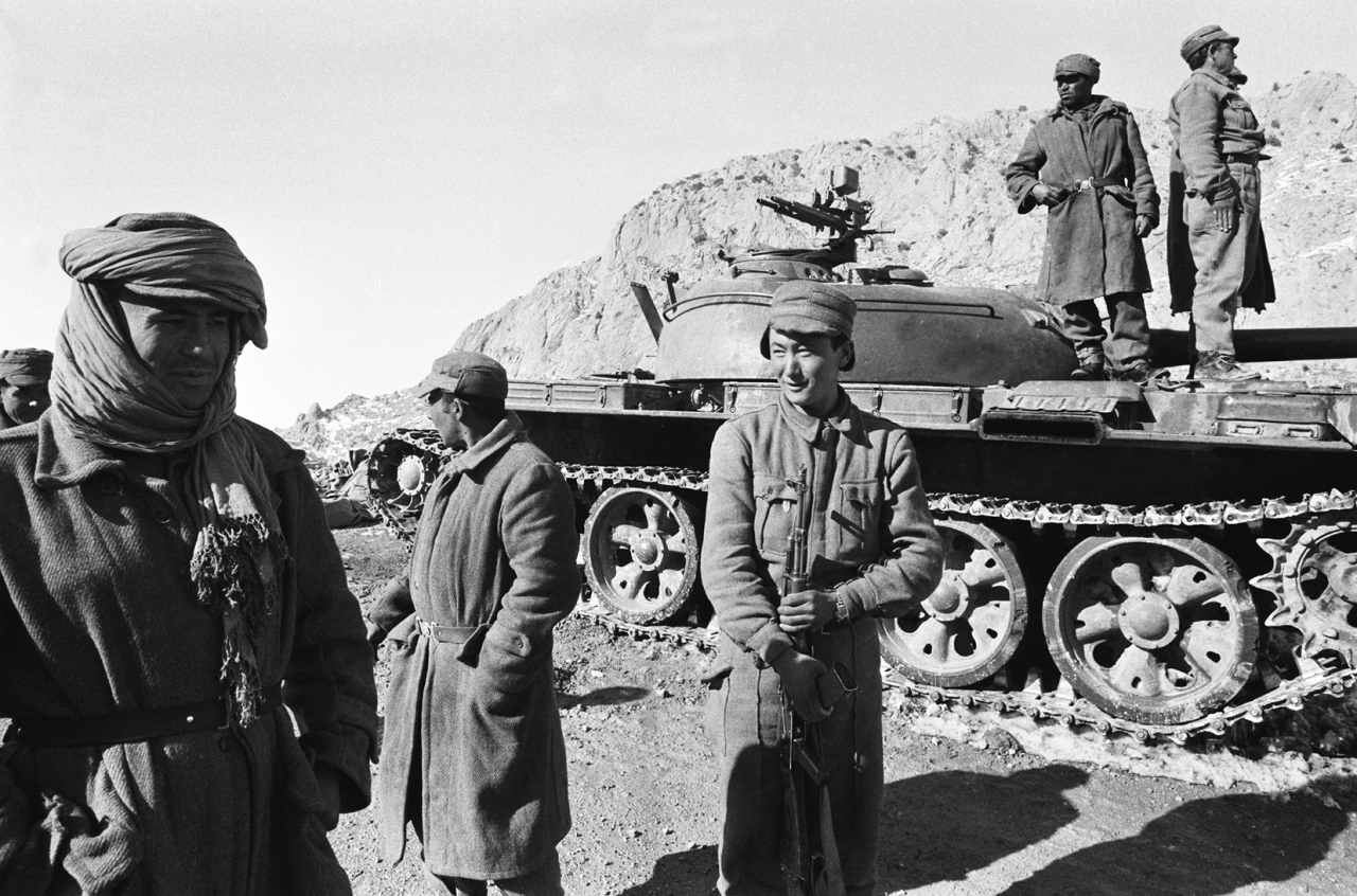 "1979 الرئيس الأمريكي جيمي كارتر يوقع على منح مساعدات سرية للمعارضين للسوفييت بأفغانستان."