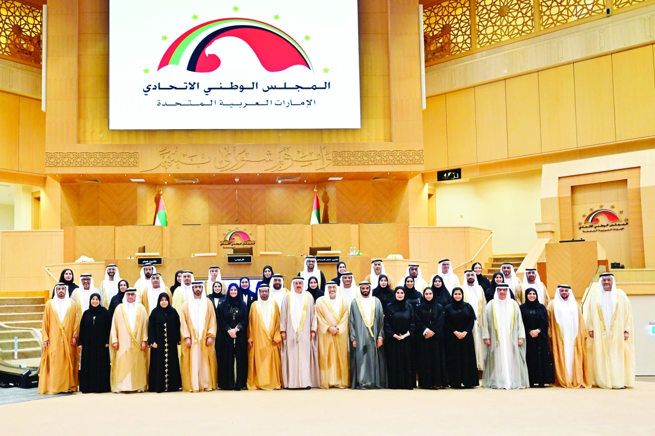 "صقر غباش وعبد الرحمن العويس وأعضاء المجلس - وام"