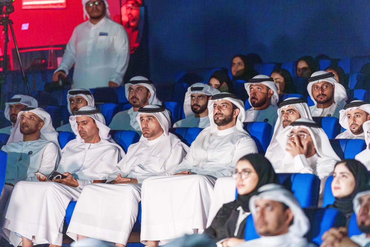 "سلطان بن أحمد خلال اللقاء بحضور حمد المنصوري ويوسف الشيباني | وام"