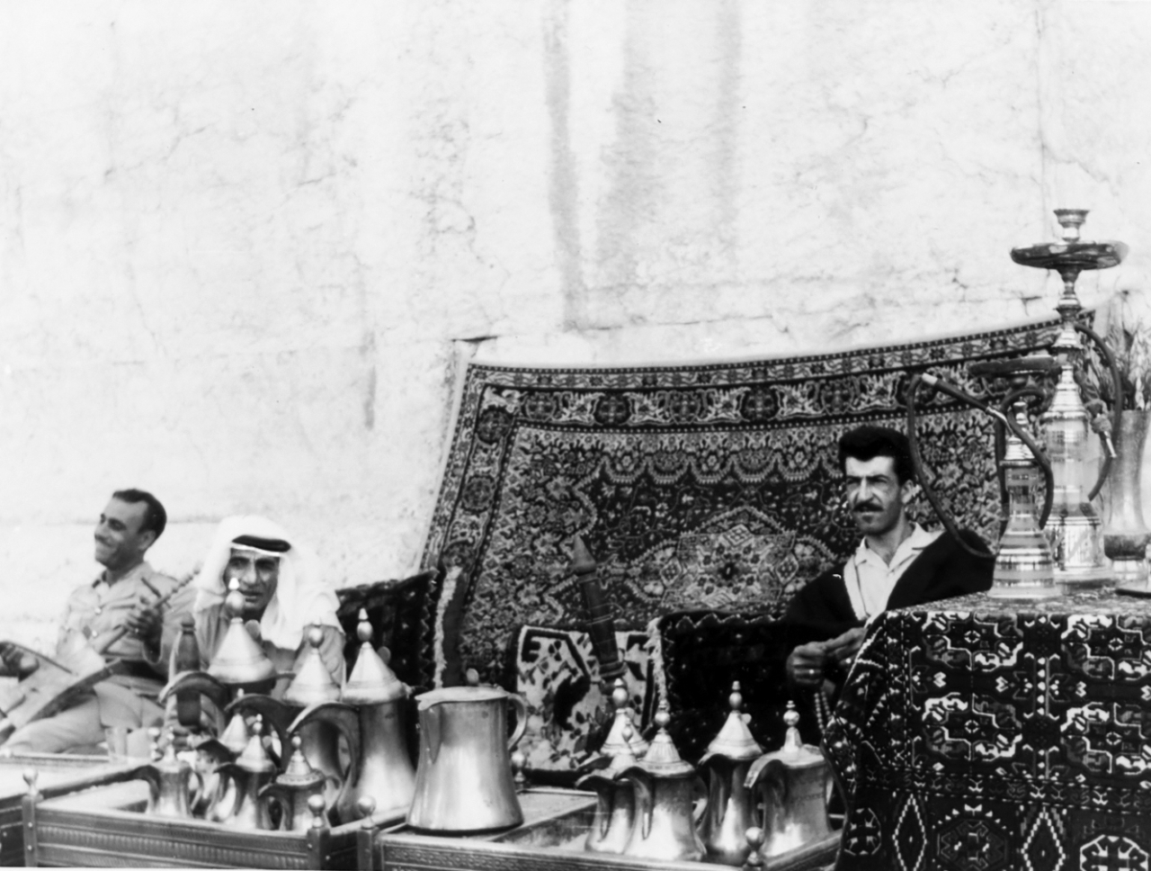 "لبنان. تاجر، وموسيقي يعزف على آلة الكمبري. 1966."