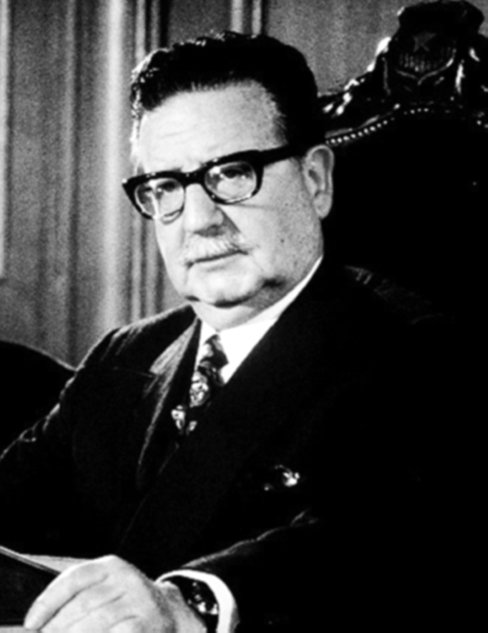"1971 حكومة الوحدة الشعبية في تشيلي بزعامة سلفادور أليندي تؤمم مناجم النحاس."