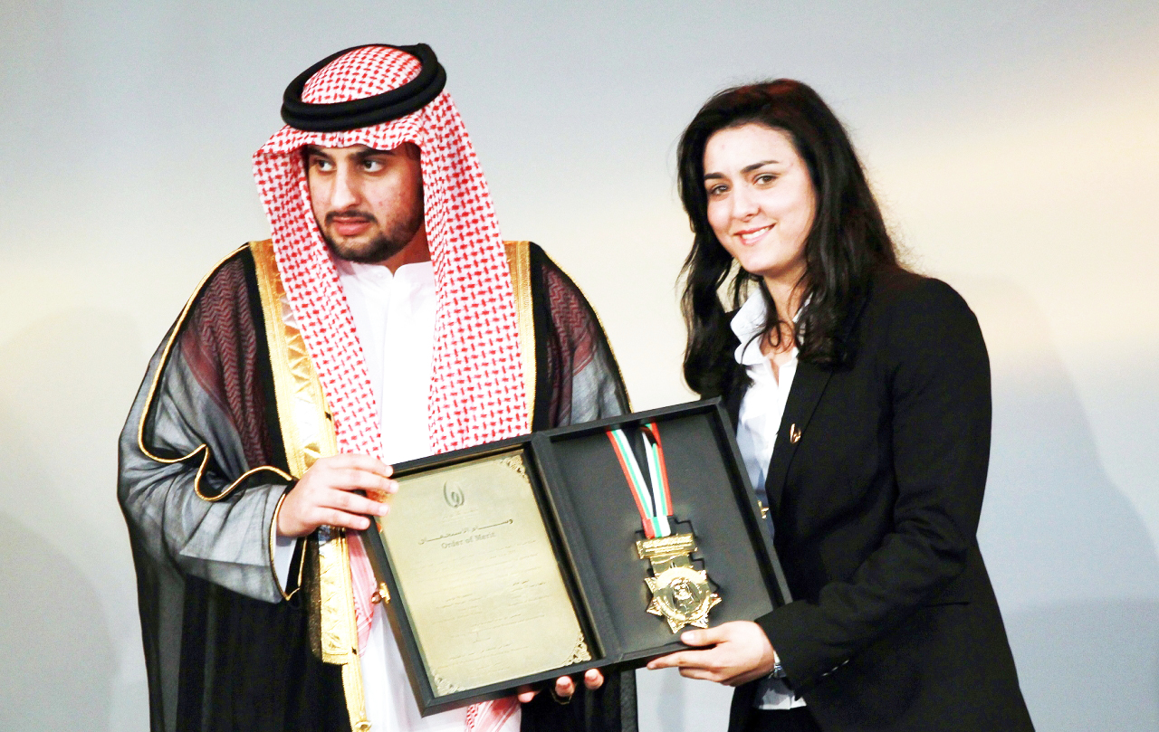 "أحمد بن محمد يسلّم أُنس جابر جائزة الإبداع الرياضي في 2011 - أرشيفية"