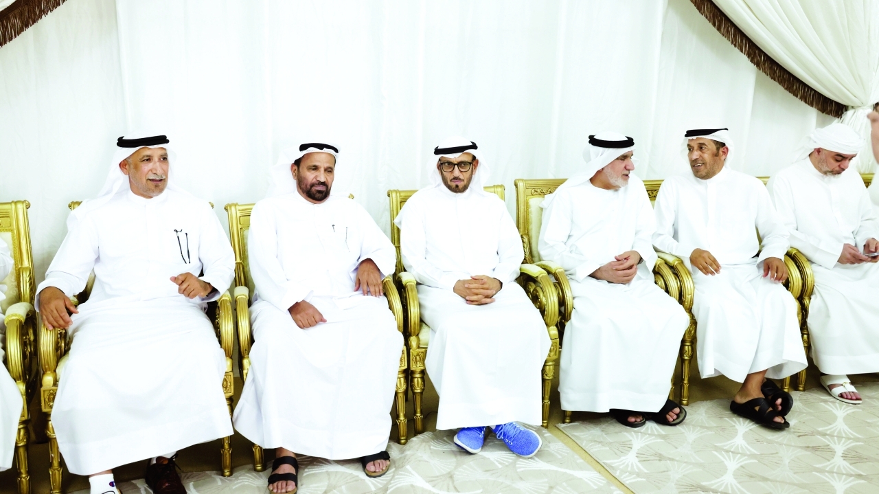 "محمد المري خلال تقديم واجب العزاء"