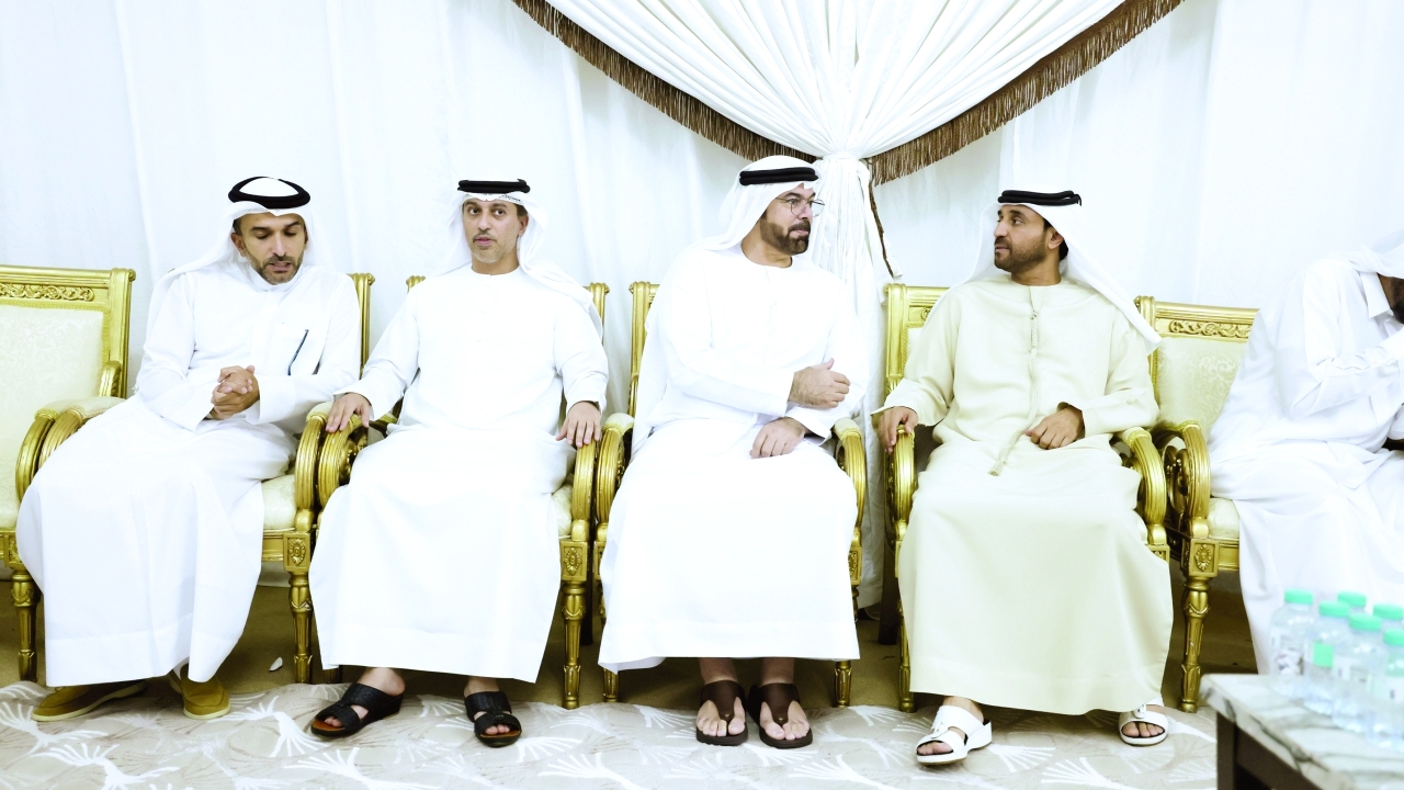 "محمد القرقاوي وأحمد الفلاسي وخليفة سليمان خلال تقديم واجب العزاء"