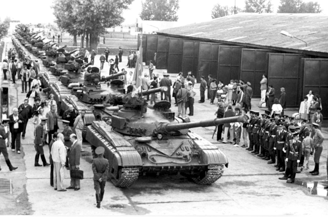 "1990 القوات السوفييتية تنسحب من أكبر قاعدة عسكرية في المجر، في مرحلة بدء ملامح انهيار الاتحاد السوفييتي."