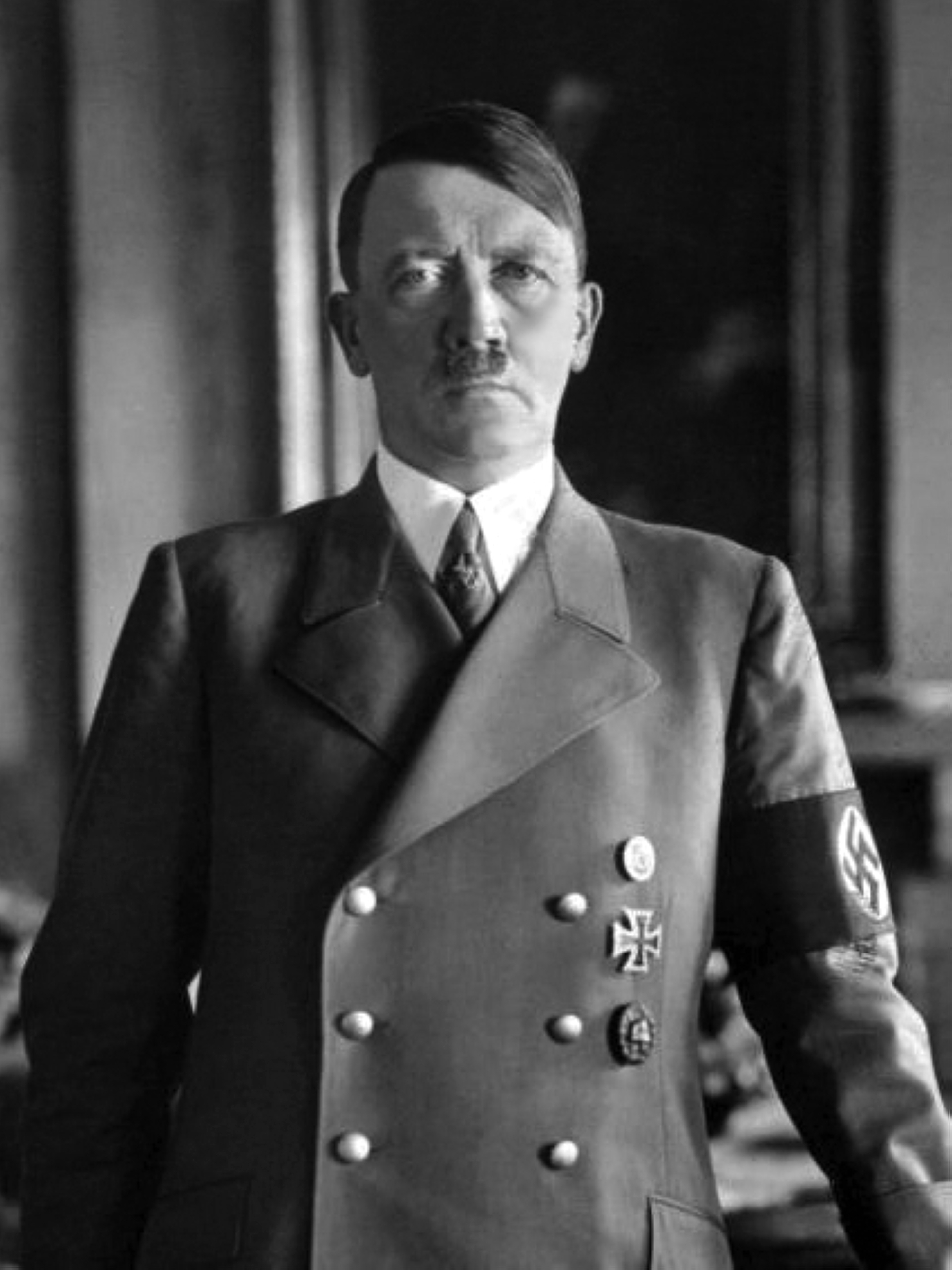 "1944 نجاة أدولف هتلر من محاولة اغتيال قادها الضابط في الجيش كلاوس شتاوفنبرج."