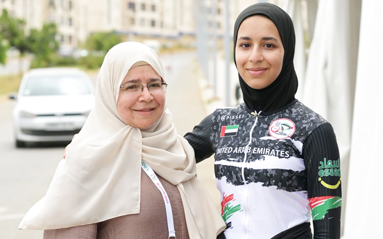 "مروة سلمان مع والدتها"