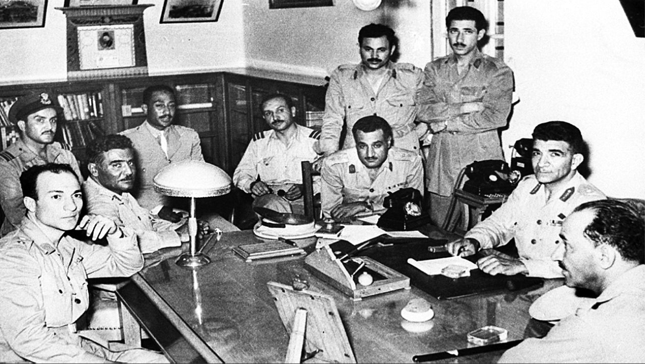 "1952 «الضباط الأحرار» بقيادة محمد نجيب وعبدالناصر يقومون بـ«ثورة 23 يوليو» المصرية."