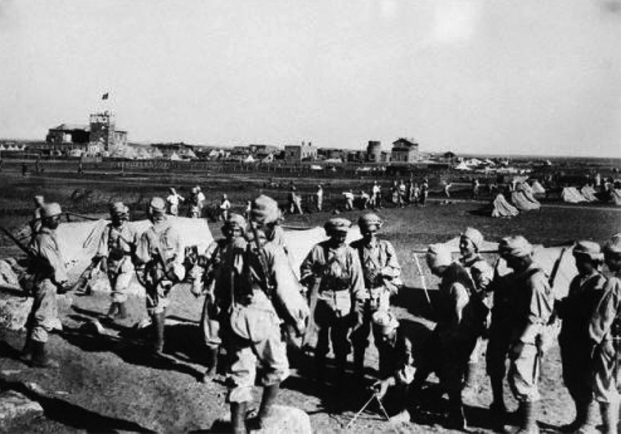 "1920 وقوع معركة ميسلون بين متطوعين سوريين والجيش الفرنسي، وبدء الانتداب الفرنسي على سوريا."