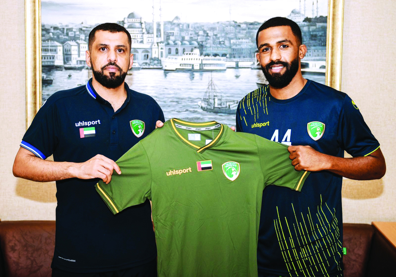 "سالم الحمادي مع عبد الله العاجل عقب التوقيع | البيان"