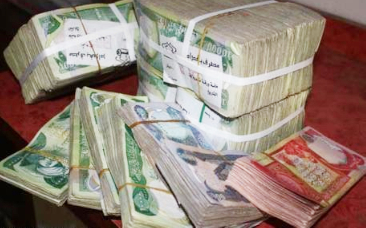 الدينار العراقي يتراجع على وقع عقوبات طالت 14 بنكاً